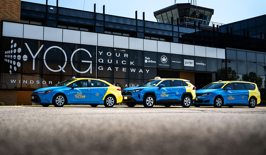 3 cabs in front of airport